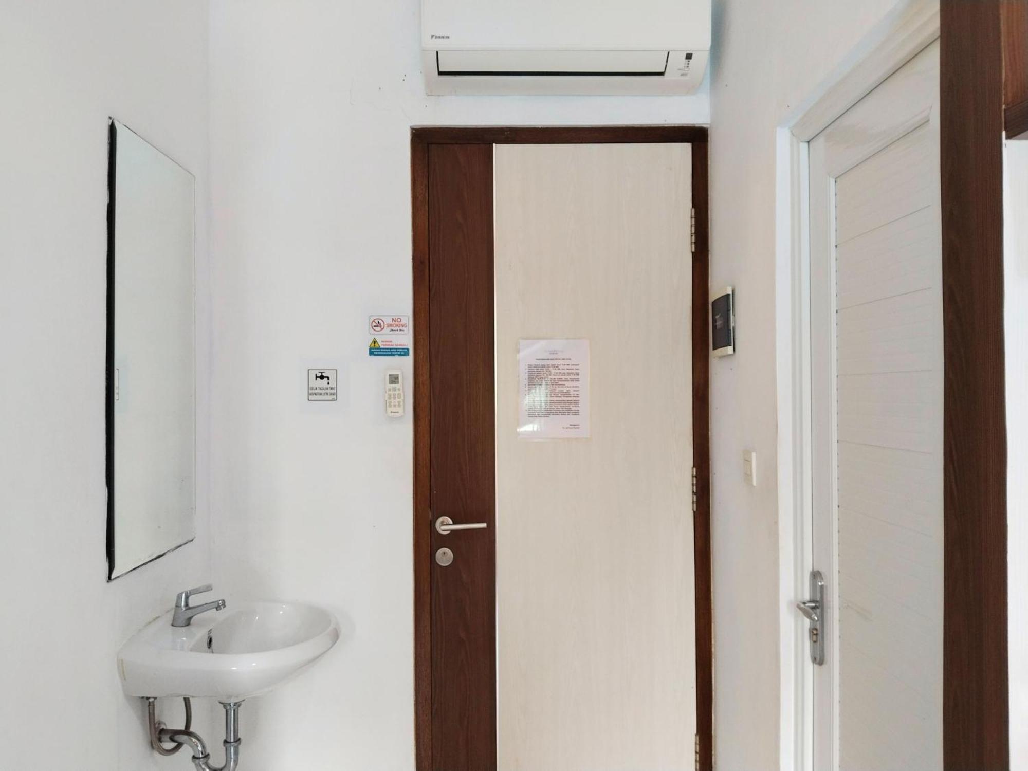 Dejati House Hotel Bekasi Exterior photo