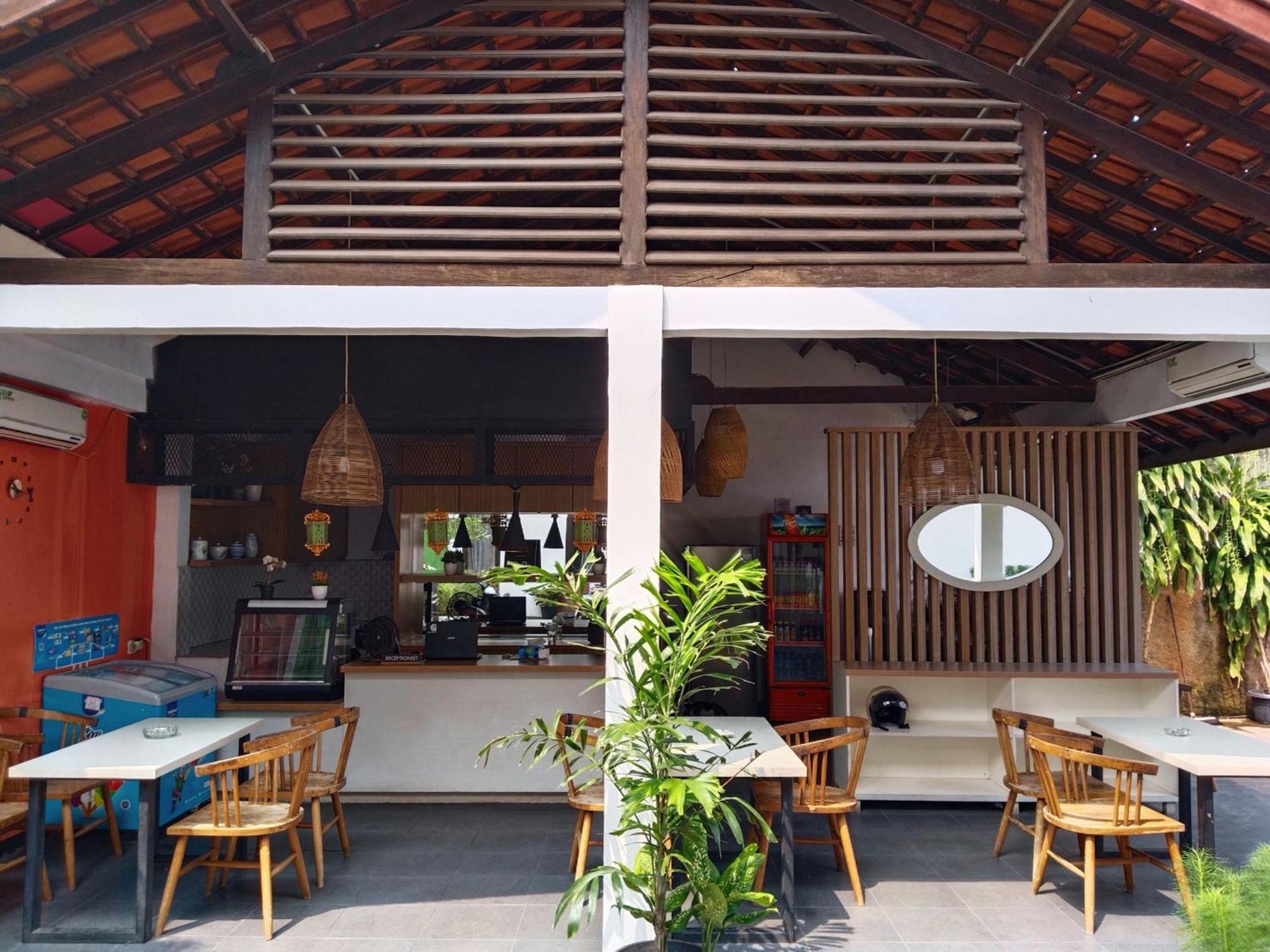 Dejati House Hotel Bekasi Exterior photo
