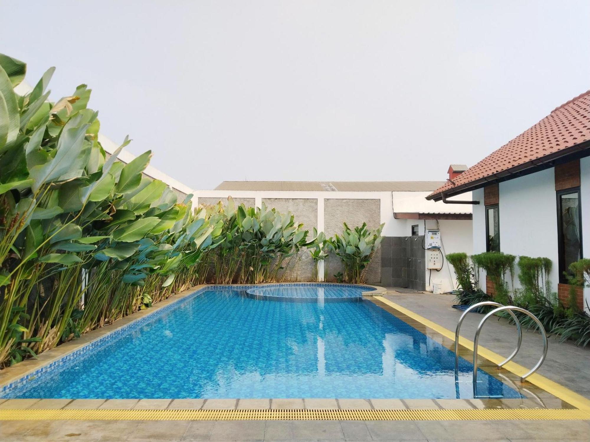 Dejati House Hotel Bekasi Exterior photo