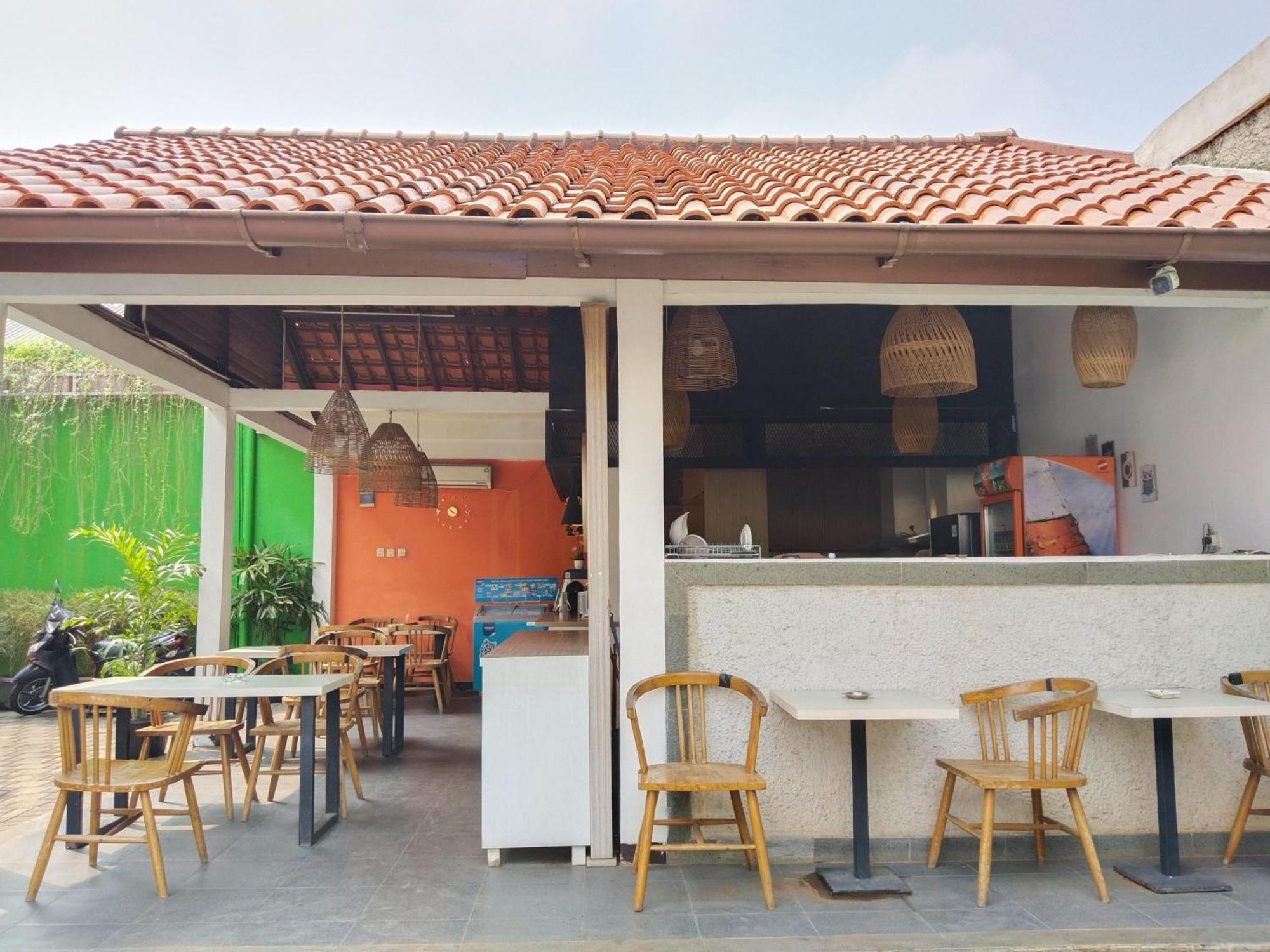 Dejati House Hotel Bekasi Exterior photo